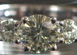 Pierścionek ma prawidziwy diament czy cyrkonię
