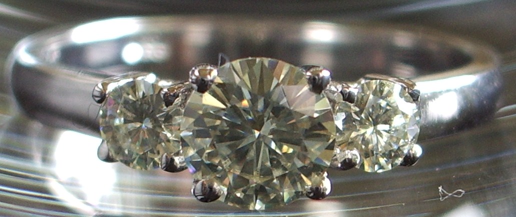 Pierścionek ma prawidziwy diament czy cyrkonię