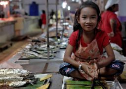 wczasy w tajlandii dziewczynka na targu rybnym spodnie dolce
