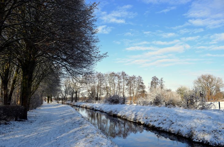 zimowy krajobraz - rzeka i śnieg