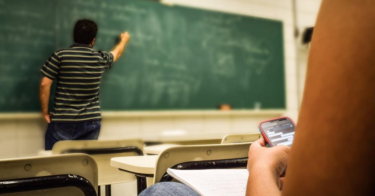 Czy nauczyciel może zabrać telefon? Odpowiedź