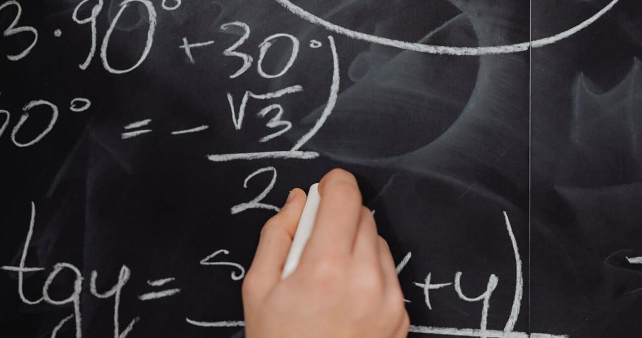 Tangens – jak obliczyć wartość funkcji dla kąta w matematyce