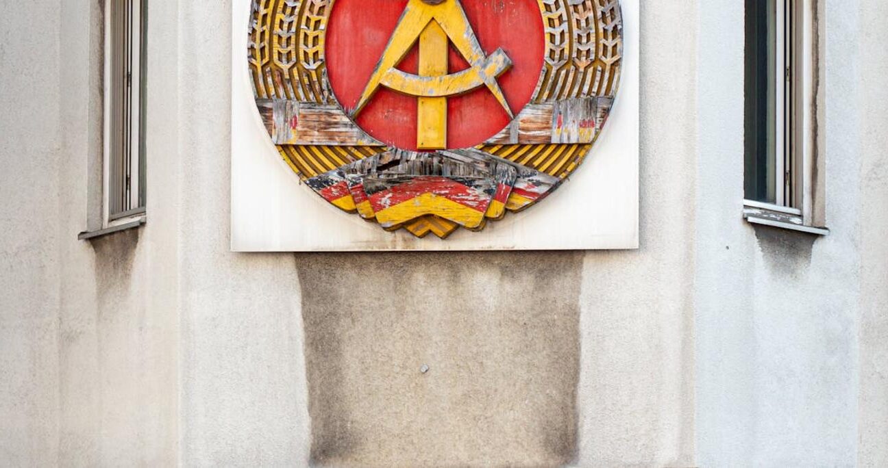Żelazna kurtyna – co oznacza ten symbol i jego historia