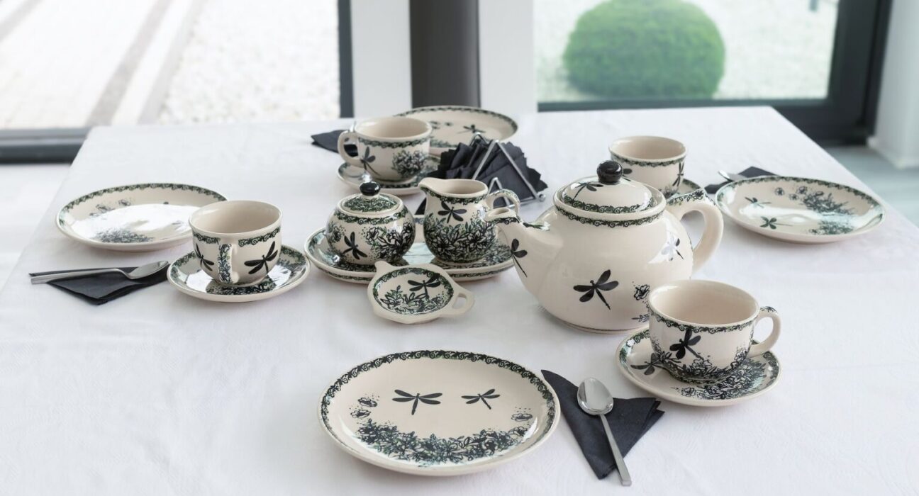Co wyróżnia ręcznie malowaną ceramikę z Bolesławca?