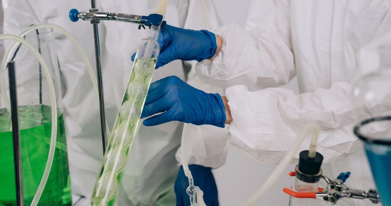 Kwasy karboksylowe – 5 kluczowych właściwości i zastosowań w chemii