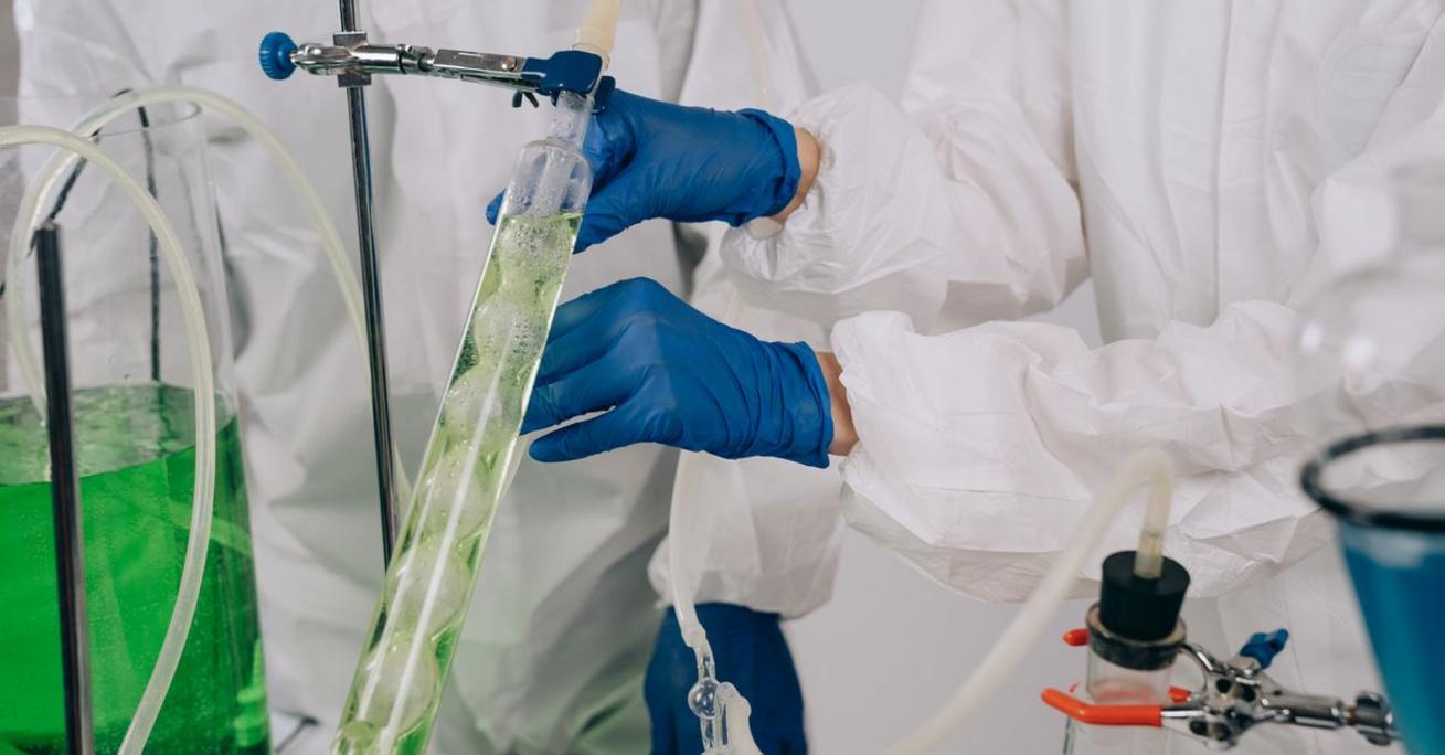 Kwasy karboksylowe – 5 kluczowych właściwości i zastosowań w chemii