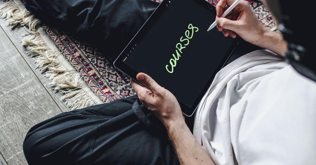 Platforma edukacyjna oferująca 30 interaktywnych kursów online